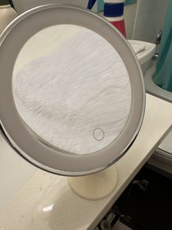 Magnifying Mirror With Light