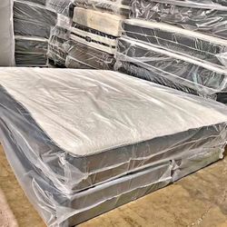 PRICED TO GO 🔥 Queen Bed Set Free Delivery  Moving Out This Week