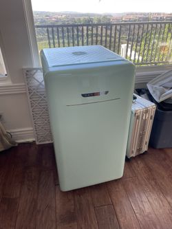 Kenmore, Model 99098 Compact Mini Refrigerator, 4.4 cu. ft. in Mint Green