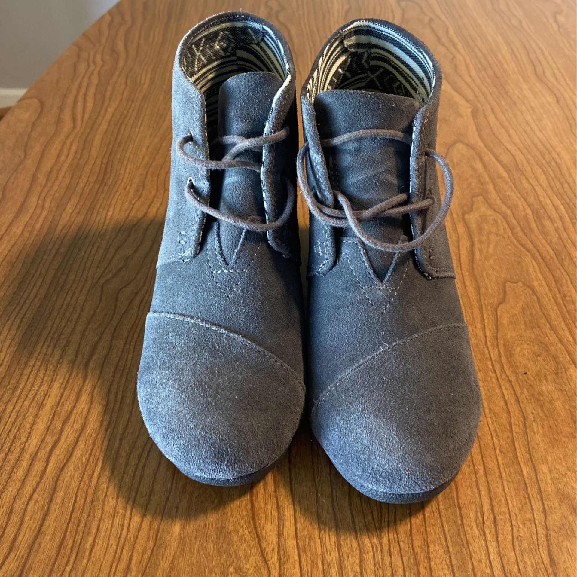 TOMS desert wedge heel shoes Size 7.5 gray