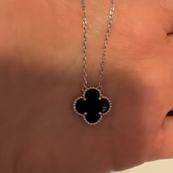 Van Cleef Mother Of Pearls Necklace Oynx