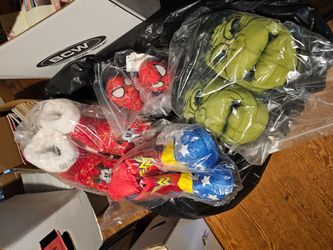 1,000 PAIRS OF KIDS SLIPPERS NEW