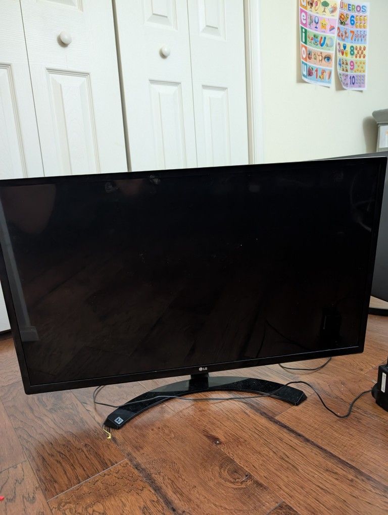 32 inch LG Computer Monitor Model 32MA70HY