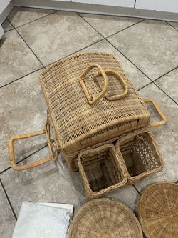 Vintage wicker picnic basket Ready to go. LARGE