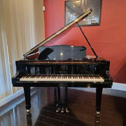 Yamaha C2 Grand Piano

- 5'8" 