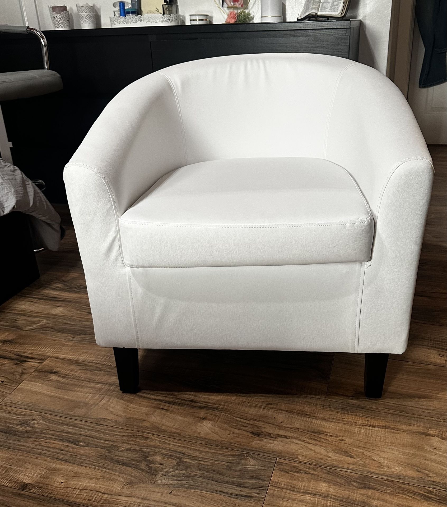 White Leather Chair, Faux Leather Accent Chair, Modern Barrel Chair Comfy Club Chair with Soft Padded and Solid Legs for Living Room Bedroom Reception