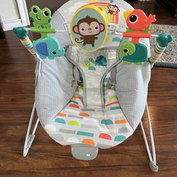 Comfy Baby Bouncer Seat with Vibration and Toys