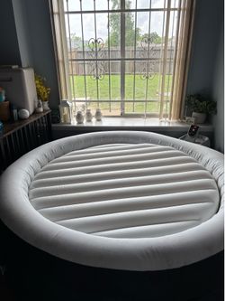 Saluspa 4-6 person spa w cover, vacuum and tabs GREAT SHAPE like new condition