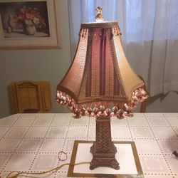 REALLY UNIQUE AND beautiful LOOKING VINTAGE Pineapple LAMP