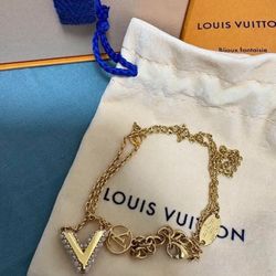 LOUIS VUITTON Essential V Pearl Motif Necklace