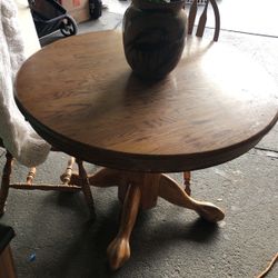 Selling Desk With 3 Chairs 