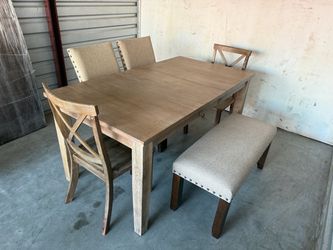 🍽️✳️❇️ Dining Table and 4 Barstools and Bench