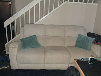 2 recliners 5 seats with cup holders