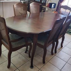 Beautiful Vintage Wood Dining Table W/  6 Chairs