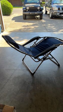 MAC antigravity chair with side table