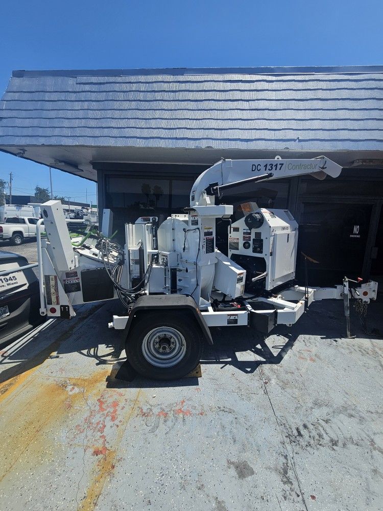 LOW HOURS /GAS ENGINE ALTEC CHIPPER