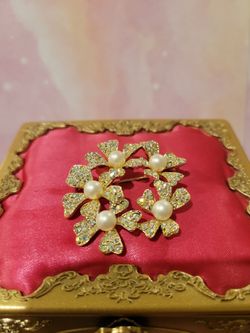 Vintage Goldtone Faux Pearl and Rhinestone Floral Wreath Brooch Pin F12
