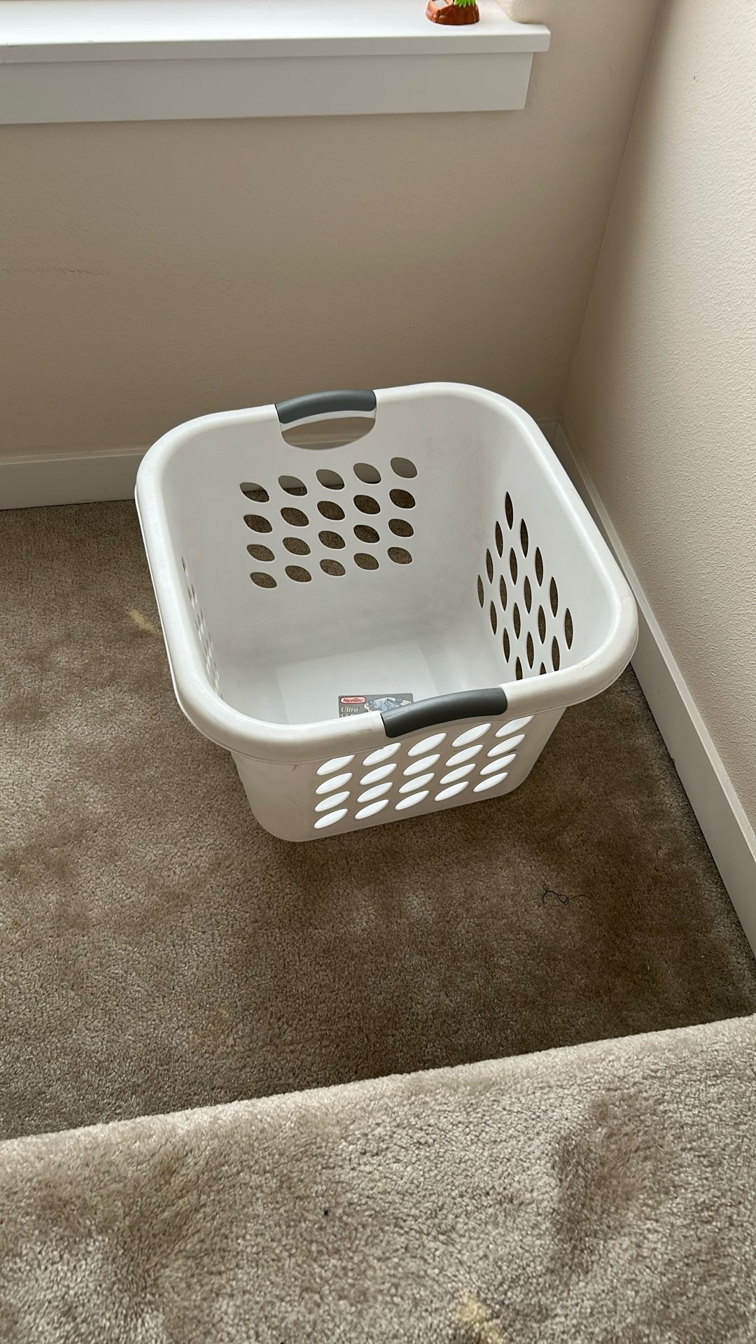 Sterilite Ultra 53L Plastic Clothes Bin Hamper
