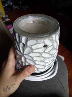White Mainstays wax melter with wax melts