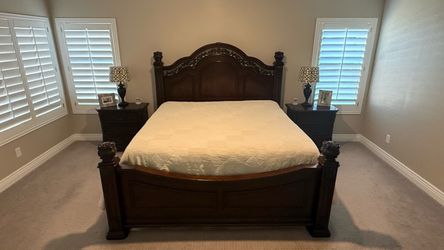 Lavinton King Poster Bed set by Ashley with two nightstands