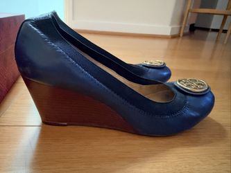 Tory Burch Caroline Wedge In Clare Blue/black (size 8.5)