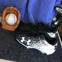 Under Armour youth lead Off low RM baseball cleats size 1Y