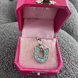 BRAND NEW IN BOX JUICY COUTURE HORSE SHOE PENDANT REVERSIBLE CRYSTALS AND TURQUOISE STONES IN SILVER