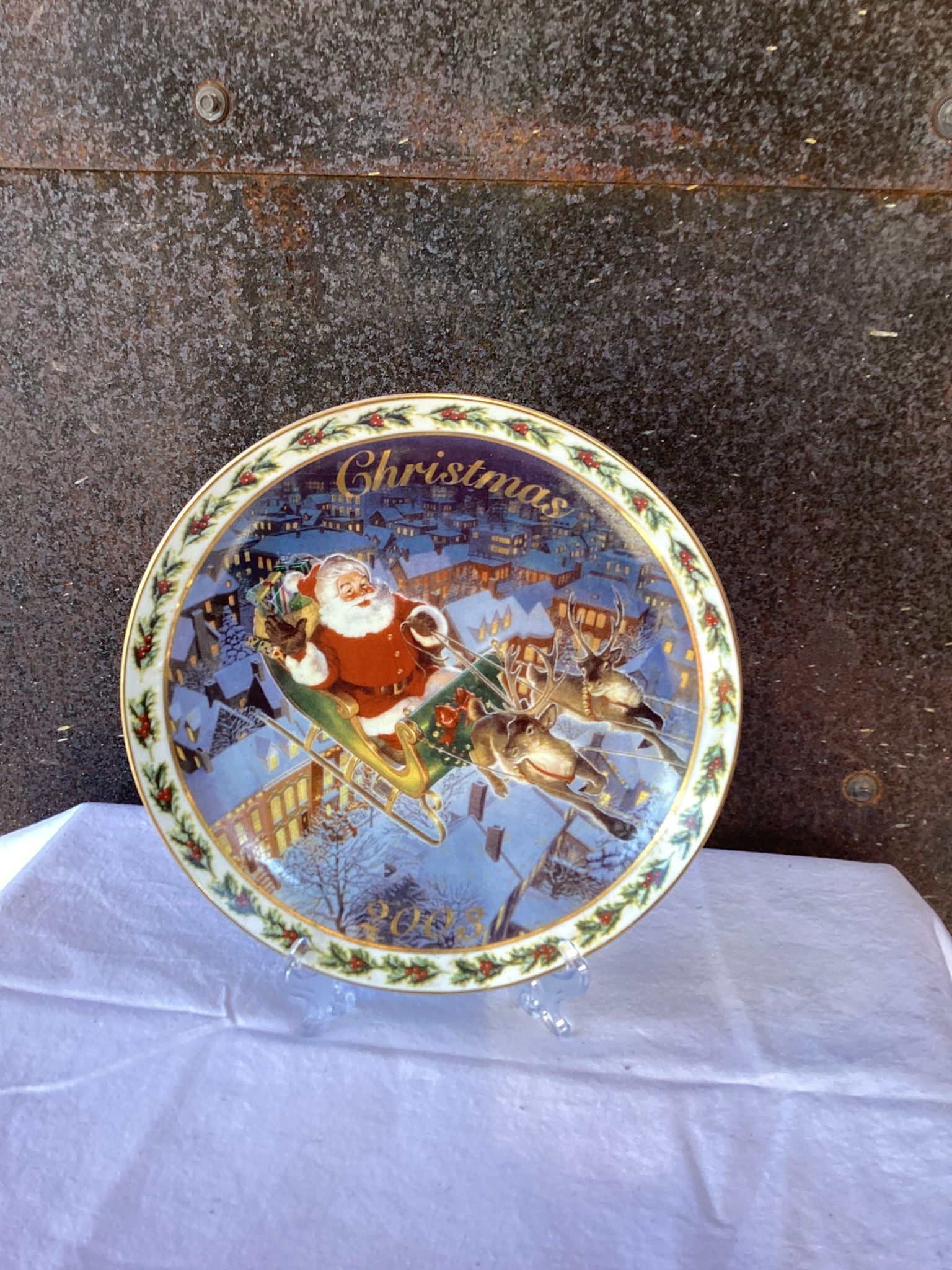 Avon Collector’s Plate From Christmas 2003. No Chips Or Cracks.