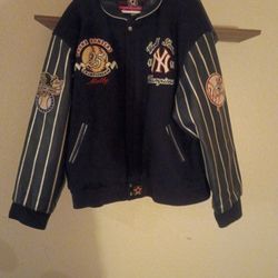 New York Yankees 1999 World Series Champions Jacket .Guienue Leather Sleeves This Is one of only twelve  made that year. Collectors series.  Beautiful
