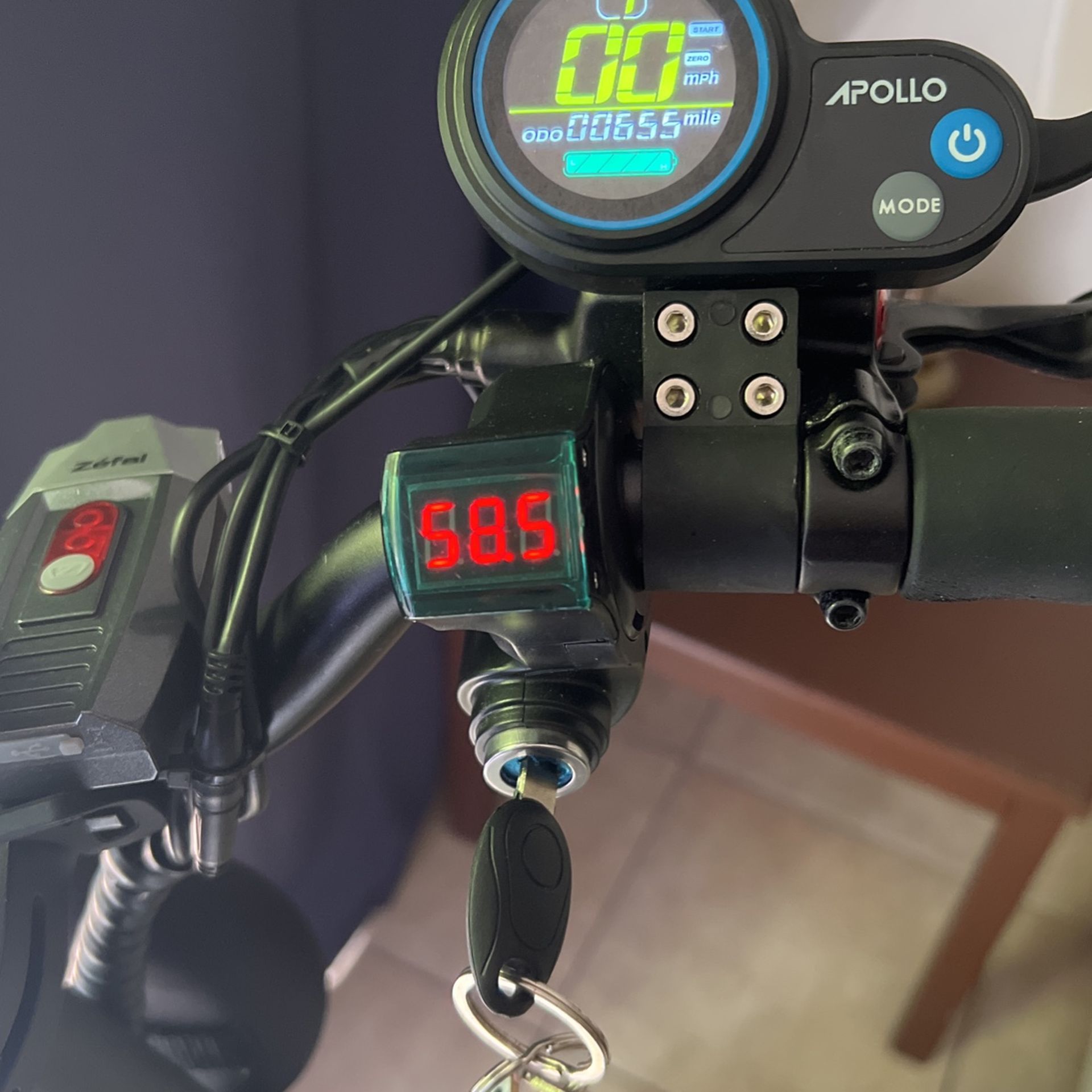 Apolo Electric scooter 35mph-Miles On Scooter Are 950miles