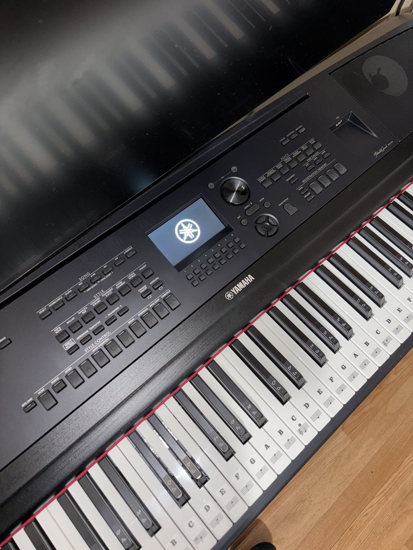 YAMAHA 88-Key Portable Grand Digital DGX670