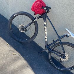 Trek Marlin 7 29’ Dark  Matte Navy Finish 