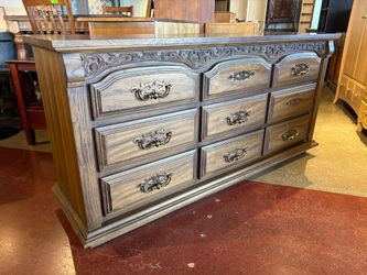 STANLEY FURNITURE Vintage Neoclassical 9-Drawer Triple Dresser