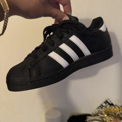 black adidas superstar