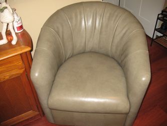 NATUZZI LEATHER BARREL BACK SWIVEL CHAIRS (2)