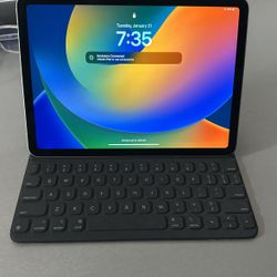 iPad Air 4th Gen 256GB Wi-Fi + Apple Keyboard - Excellent Condition