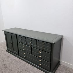 Dresser/ Bedroom Furniture/tv Console/ Buffet