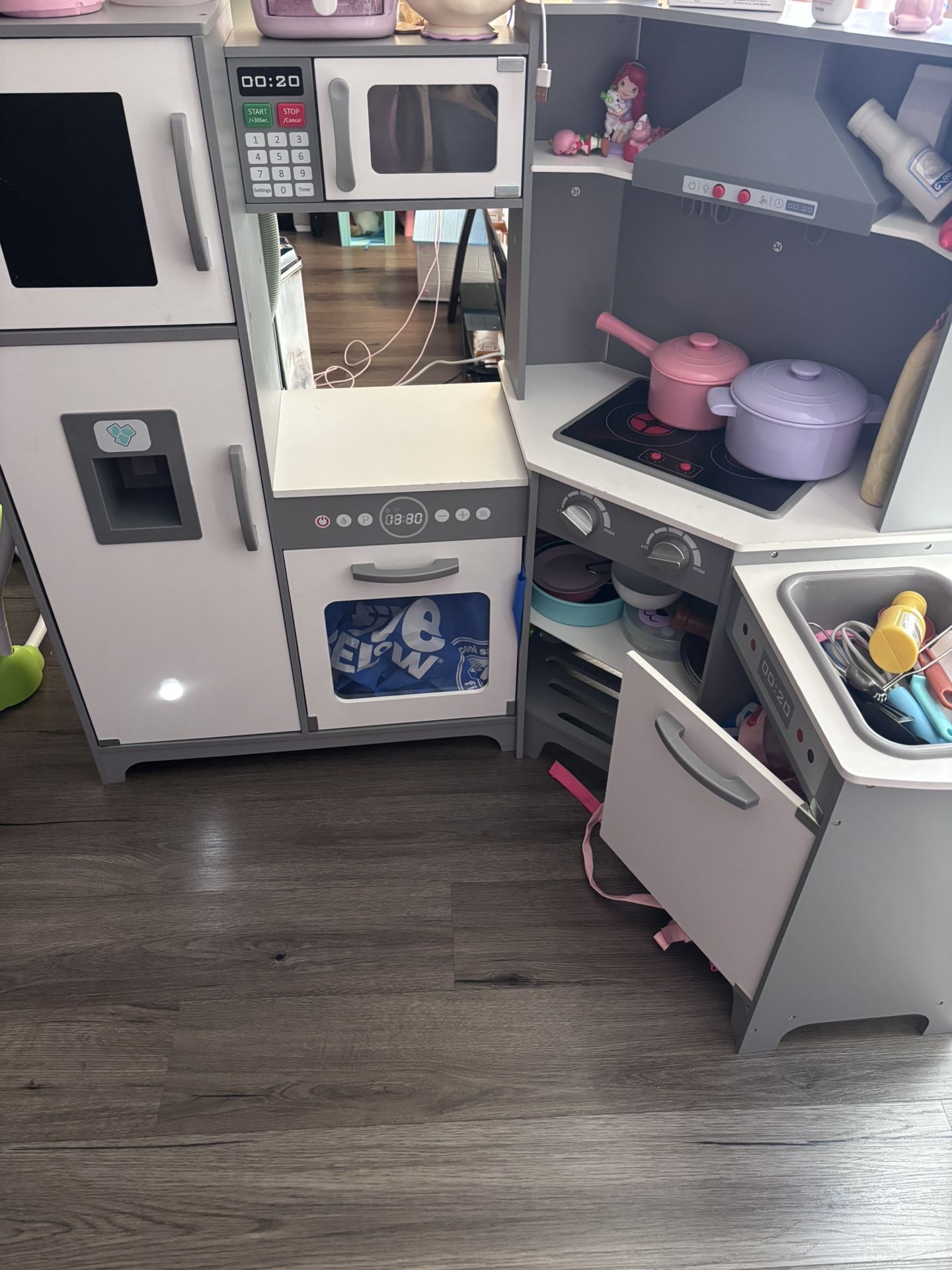 Kids play Kitchen