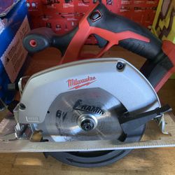 Milwaukee M18 18V Lithium-Ion Cordless 6-1/2 in. Circular Saw (Tool-Only)