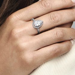 Brand New - Sparkling Pear Halo Ring