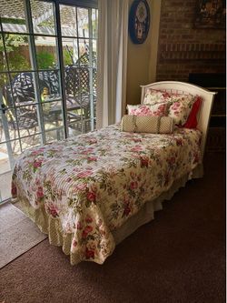2 Twin size beds w/ nightstand