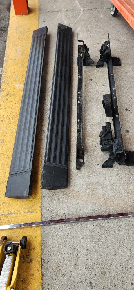 GM Electric Running Boards With Brackets
