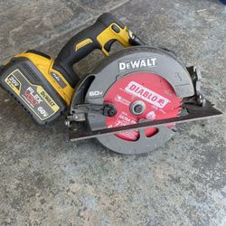 DeWalt FLEXVOLT 60V MAX Brushless 7-1/4 in. Cordless Circular Saw.