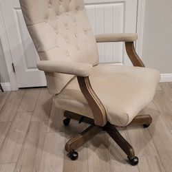 Beautiful Executive Adjustable Height Office Desk Chair. Used, in very good condition. 

$110
