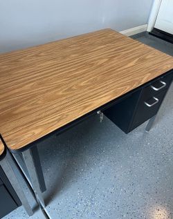 Today only- Moving so cheap- Metal Locking Drawer Large work desk