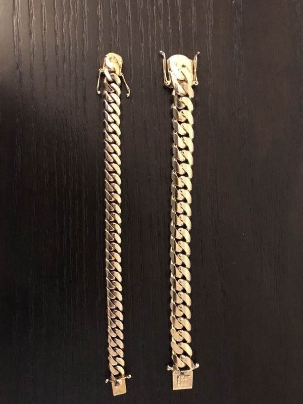 Dos manillas de oro la más gruesa oro 10 y la otra oro 14 Grimal Joyeria la oro 10 pesa 117.7 gramos ,son 75.7 dwt y la 14 pesa 80.7 gramos ,son 51.8