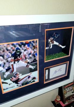WALTER PAYTON FRAMED DISPLAY AND SIGNED INDEX CARD 
