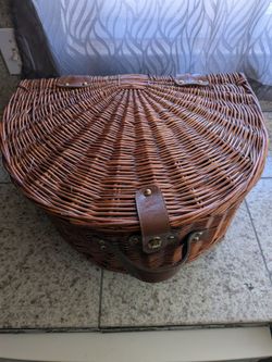Vintage Picnic Basket, Great Condition