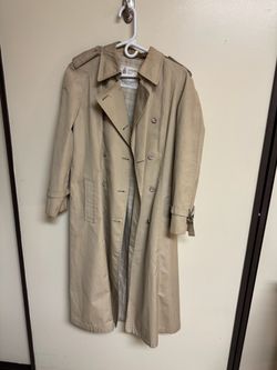 VINTAGE LONDON FOG TRENCH COAT. SIZE 10. MADE IN USA