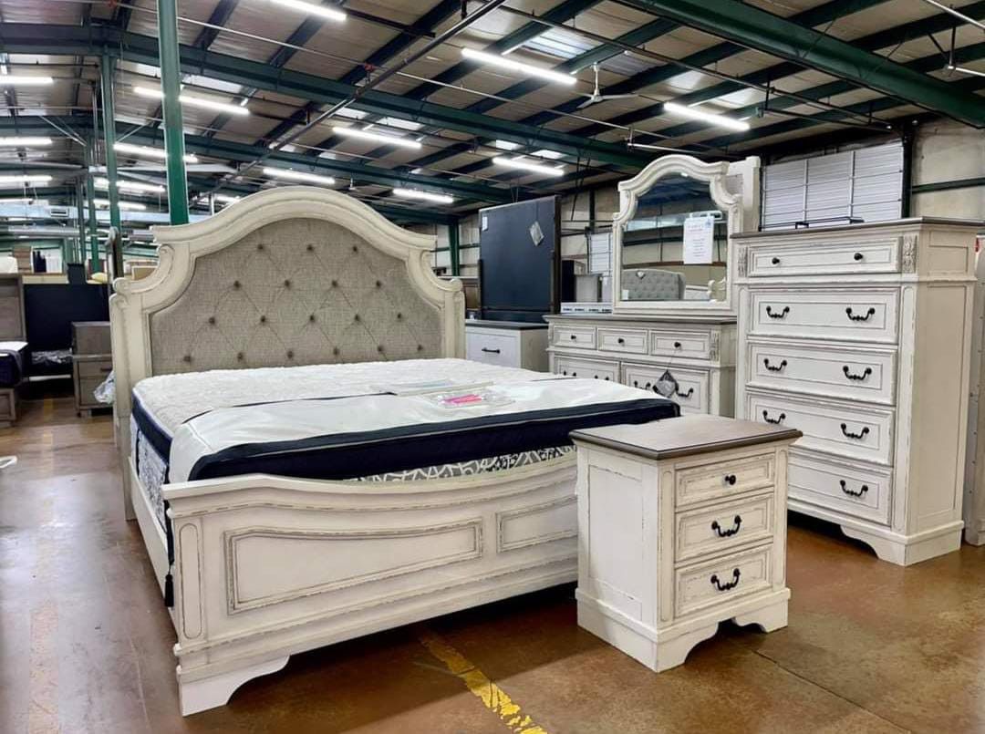 Realyn Chipped White Panel Bedroom Set Queen or King Bed Dresser Nightstand and Mirror WİTH İNTEREST FREE PAYMENT OPTİONS 